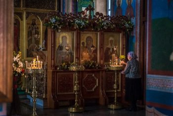 В нашем храме доступна для поклонения икона блаженной Матроны Московской с частицей ее святых мощей