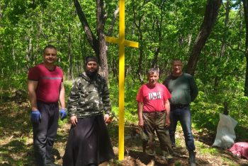 Деревянный крест на месте бывшего Богородично-Феодоровского мужского монастыря заменили на более долговечный