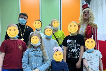 «Нас здесь очень ждали»: приххожане Иннокентьевского храма поздравили пациентов онкогематологического и психоневрологического отделений детской краевой больницы